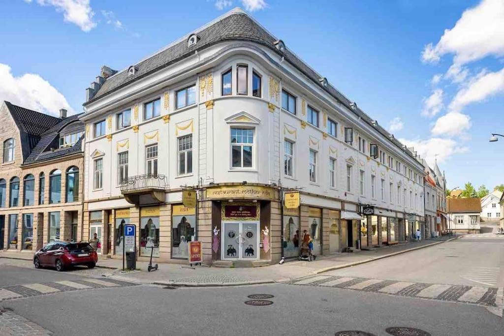 Moderne Midt I Sentrum Av *